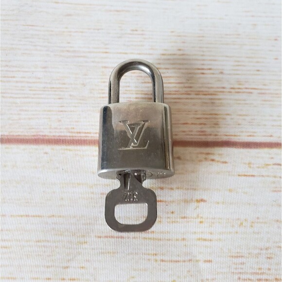 RARE! Authentic Louis Vuitton #312 Lock and Key Set Silver 300 Series Padlock - Picture 2 of 12